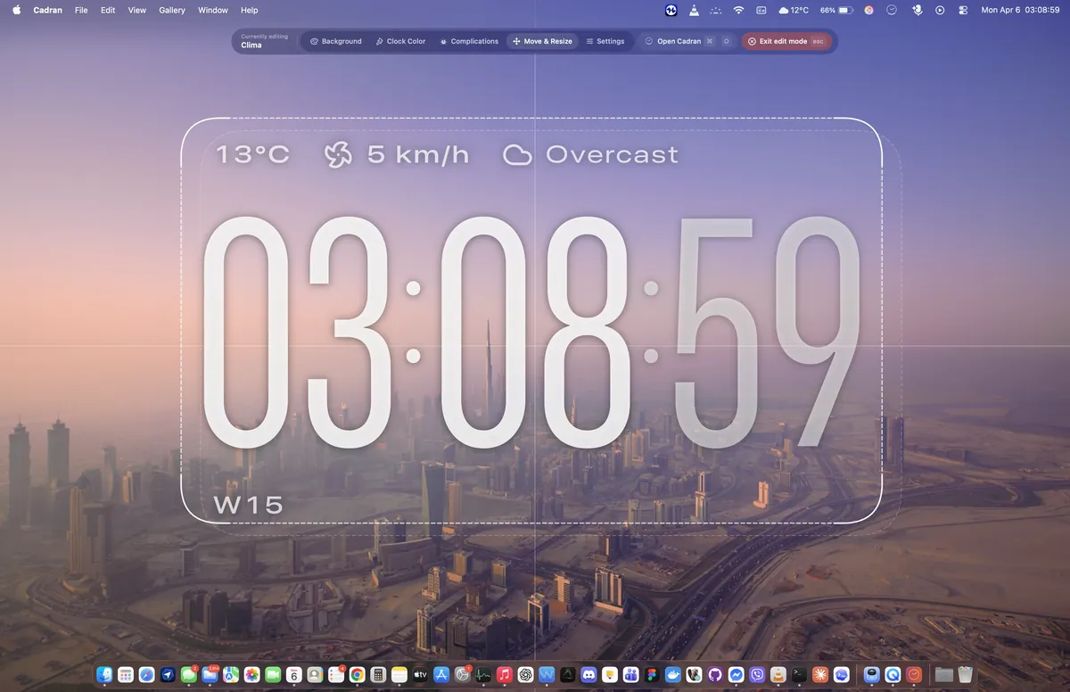 Une horloge déplacée sur le bureau.